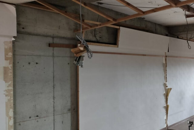 マンションのスケルトン解体工事途中の風景