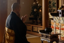 供養するお坊さん
