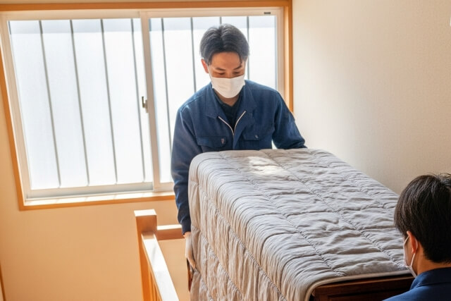 家具の運び出し作業