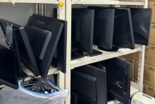 回収前の大量のパソコンモニター画像